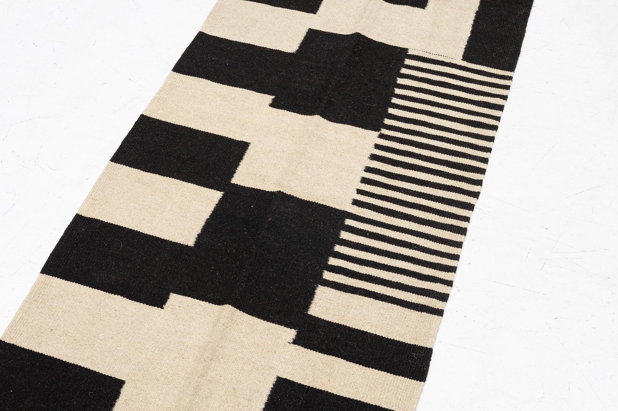 A Kelim runner carpet, 397 x 87 cm.