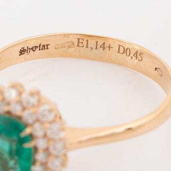 En smaragdring med diamanter.