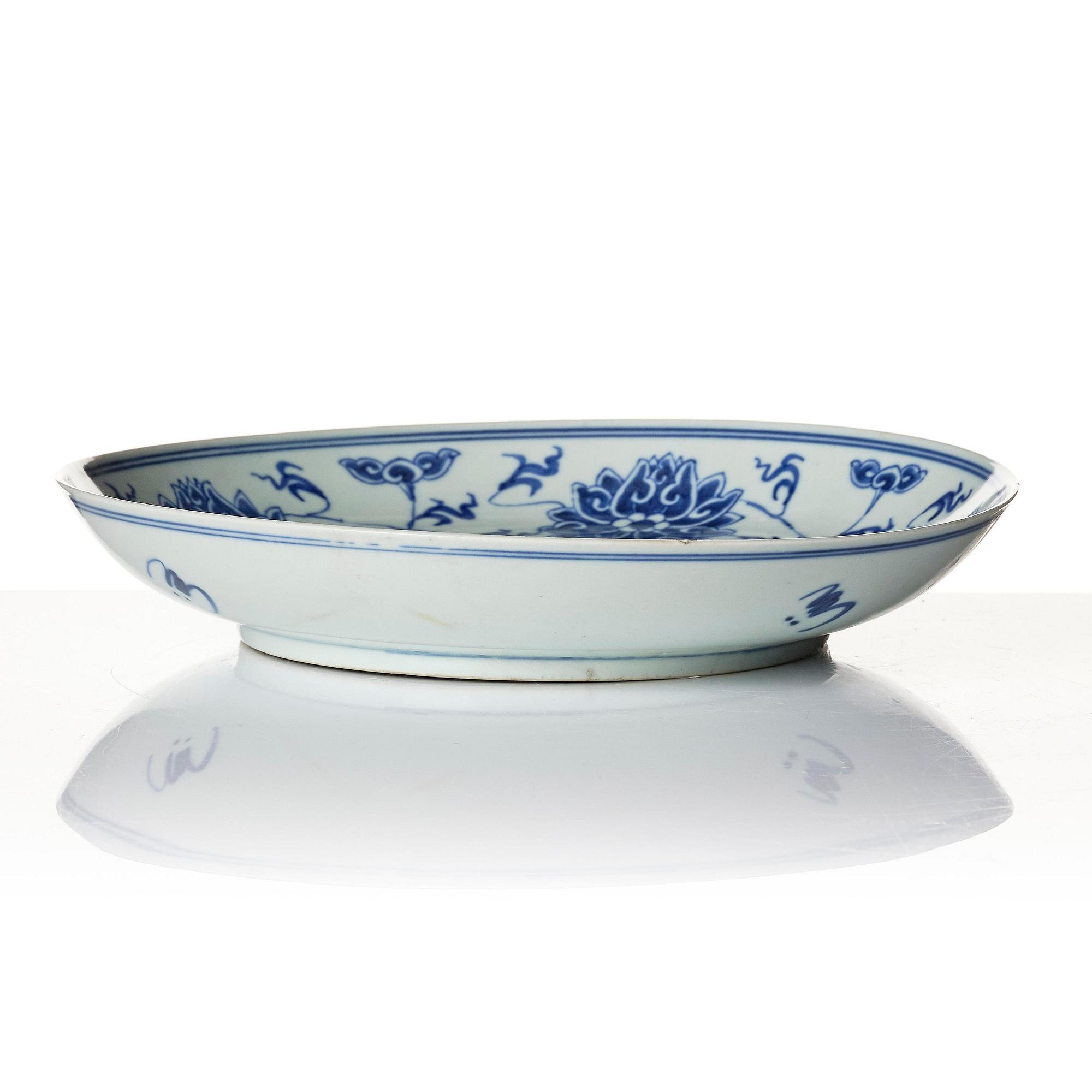 Fat, porslin. Qingdynastin, 1800-tal med märke.