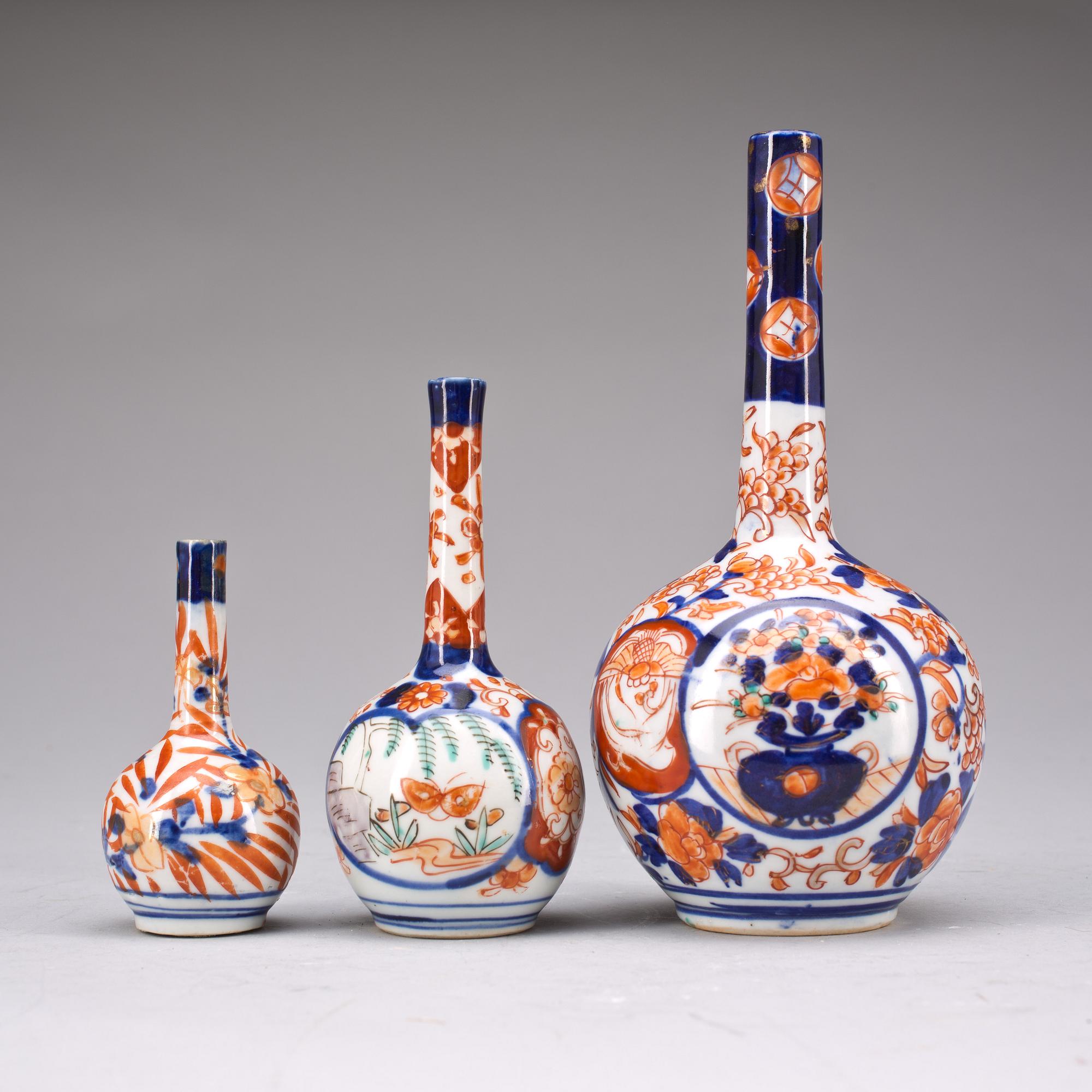VASER, 3 st, porslin, Imari. Japan. 1800-tal.