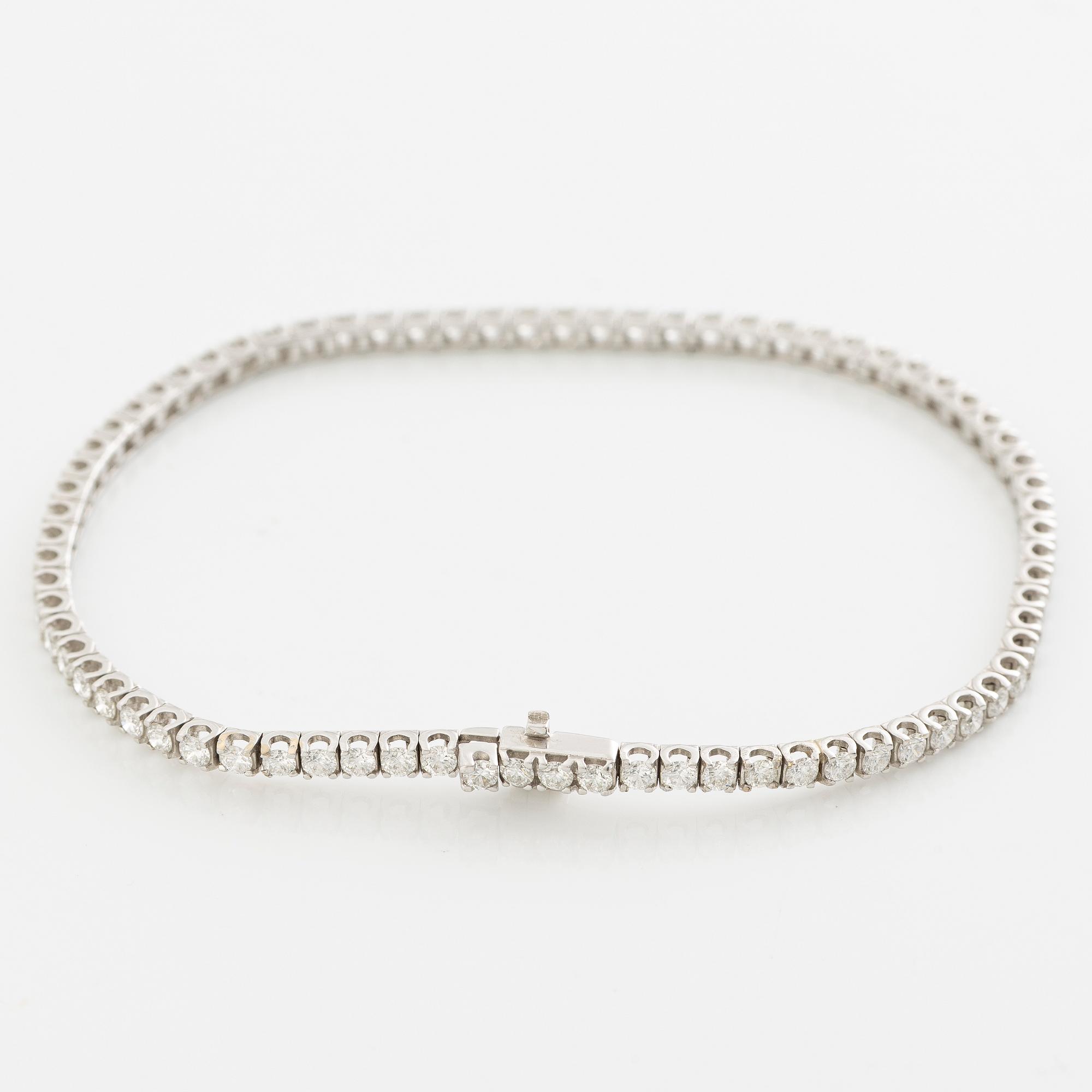 Tennis bracelet in 18K white gold set with brilliant-cut diamonds.