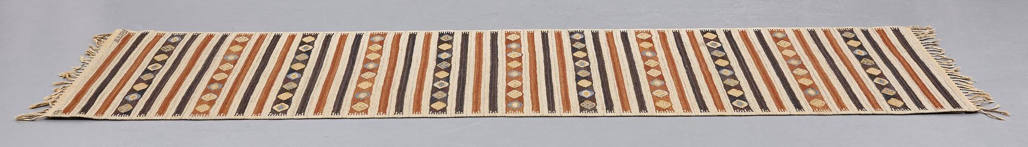 Barbro Nilsson, GALLERIMATTA, "Enbär", gobelängteknik, ca 273 x 89,5 cm, signerad AB MMF BN.