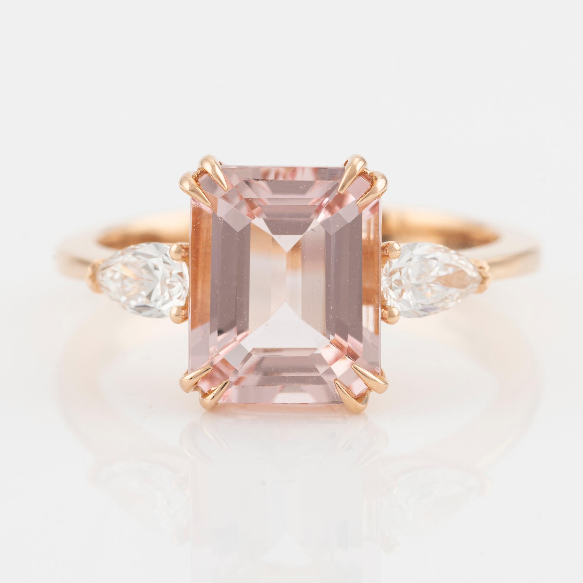 Ring in 18K gold with a faceted morganite and round brilliant-cut diamonds.