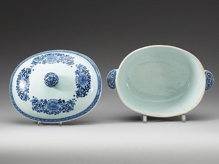 A  blue and white tureen with cover and saucer, Qing dynasty, Qianlong (1736-95).