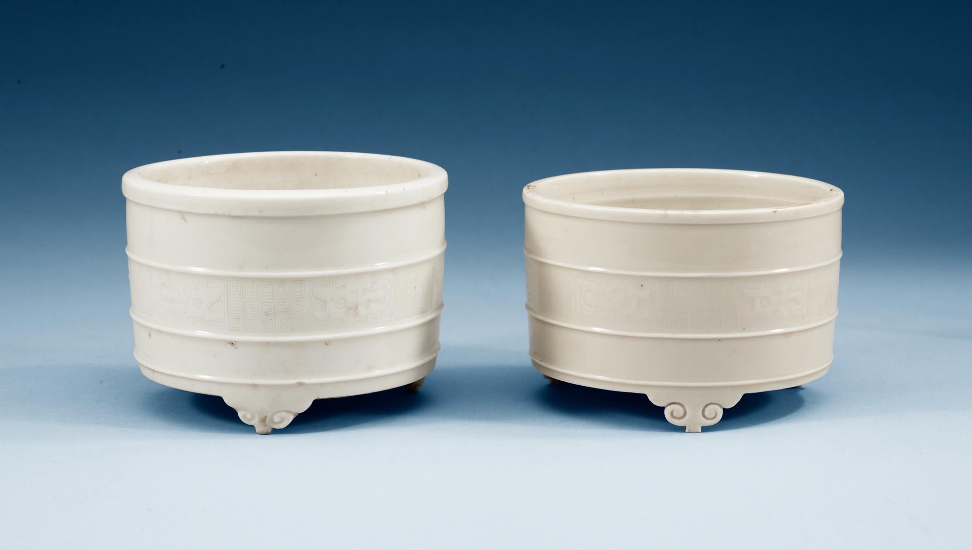 RÖKELSEKAR, blanc de chine, två stycken. Qing dynastin, Kangxi (1662-1722).