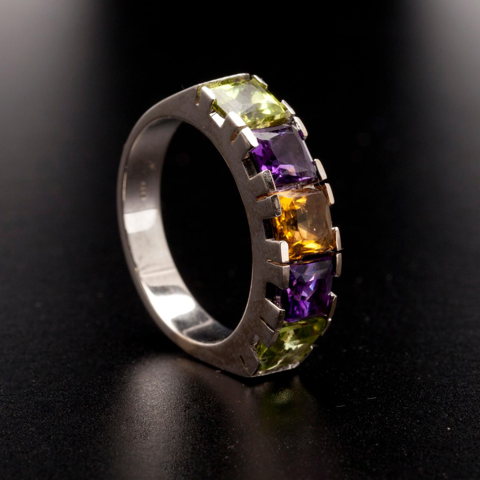 RING, vitguld 14K, fasettslipade ametister, citrin, turmaliner. tot. 3,14 ct. Vikt 5,8 g.