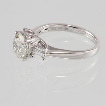 RING, 18K vitguld med briljantslipad diamant 2.00 ct samt 4 baguettslipade diamanter 0.31 ct. Vikt 4,5 gram.