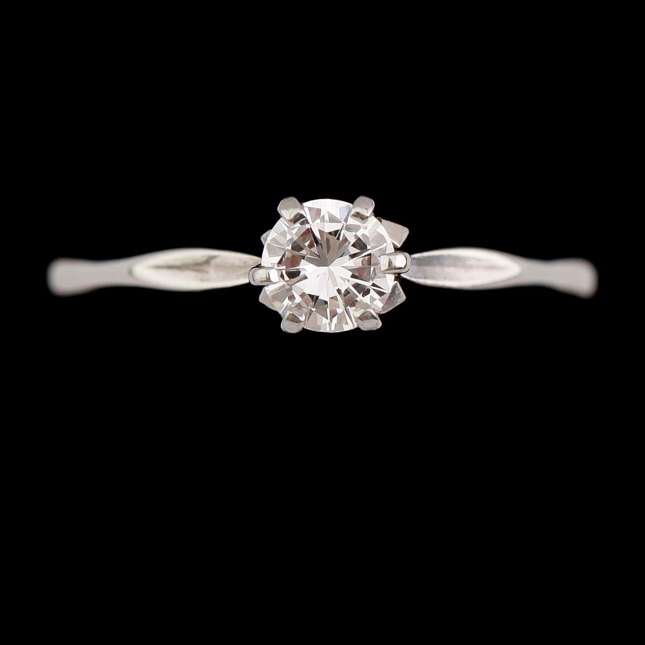 RING, 18 k vitguld, briljantslipad diamant 0.41 ct. Vikt 2,5 g.