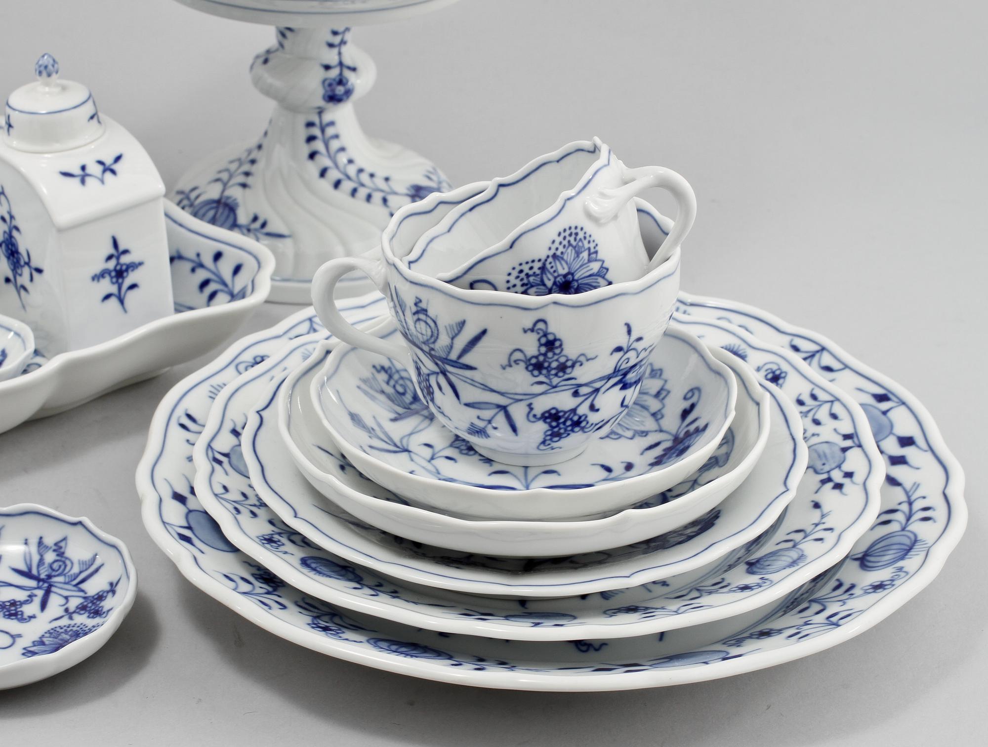 SERVISDELAR, 72 st, porslin, "Lökmönstret", Meissen, 1900-talets andra hälft.