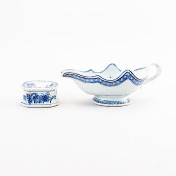 A Chinese Qianlong porcelin saucer and salter.