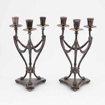 Kandelabrar, ett par, nysilver, sengustaviansk stil, omkring år 1900.