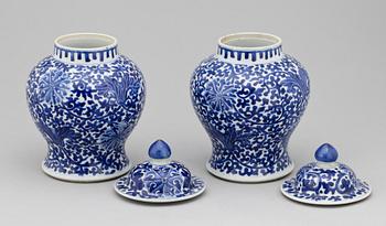 LOCKURNOR, ett par, porslin, Mingstil, Kina, troligen 1800-tal.