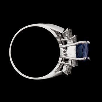 A colour changing sapphire app. 3.50 cts flanked by trapered cut diamonds, tot. app. 0.60 ct.