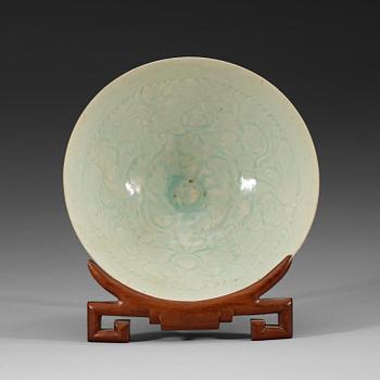 A turquoise glazed bowl with combed and carved floral patterns, Song dynasty (960-1279).