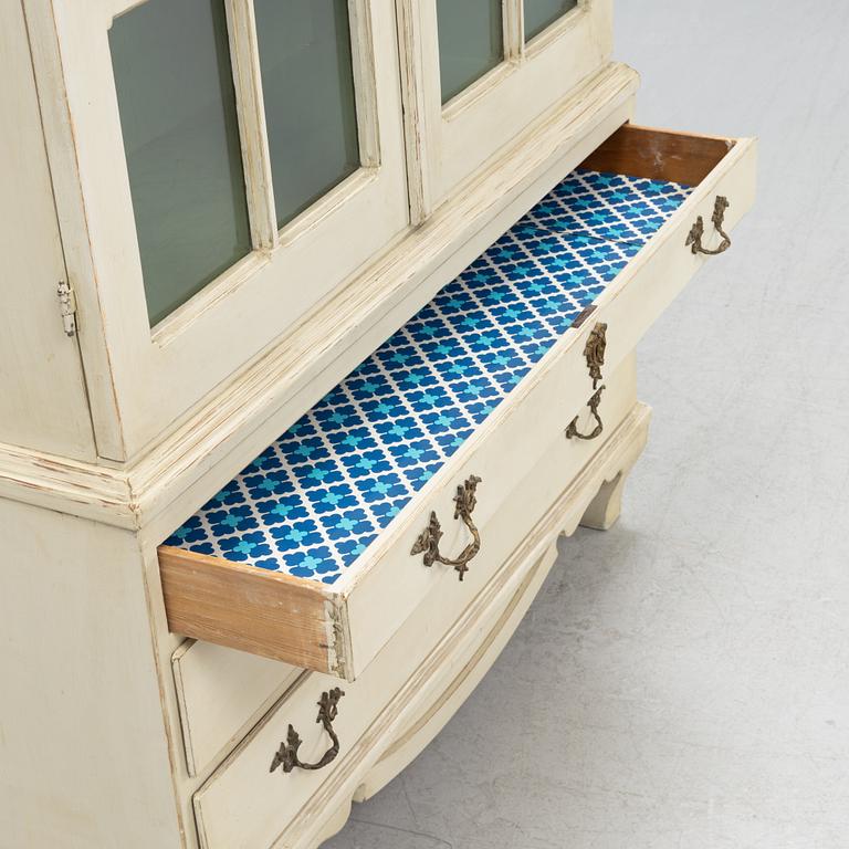 A Rococo style vitrine cabinet, 19th century.