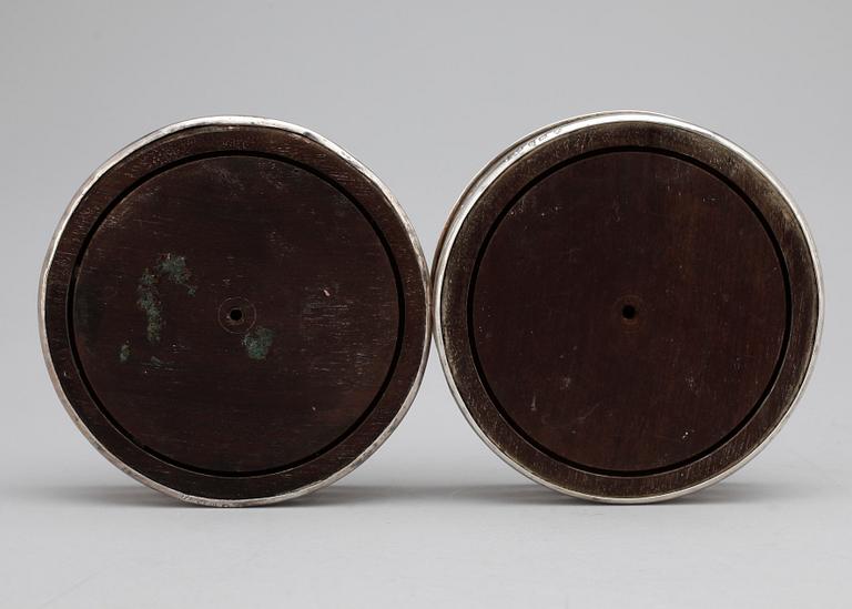 COASTERS, ett par, silver, Hester Bateman, London, England, 1785.