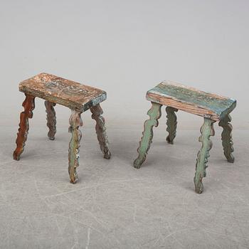 PALLAR, två stycken, allmoge, furu, 1800-tal.
