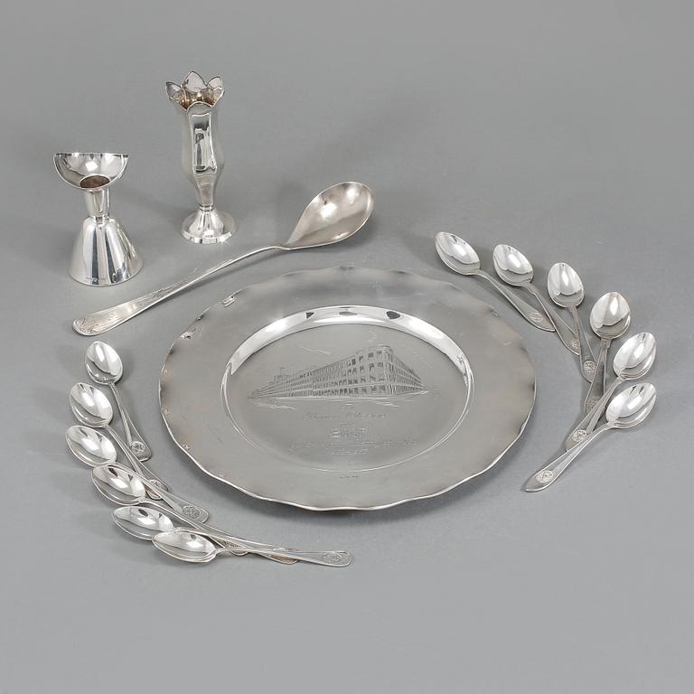 PARTI SILVER, 16 delar, mestadels Sverige, 1900-tal, vikt exklusive ljusstake 551 gram.