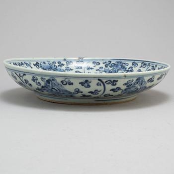 A large blue and white dish, Ming dynasty (1368-1644).