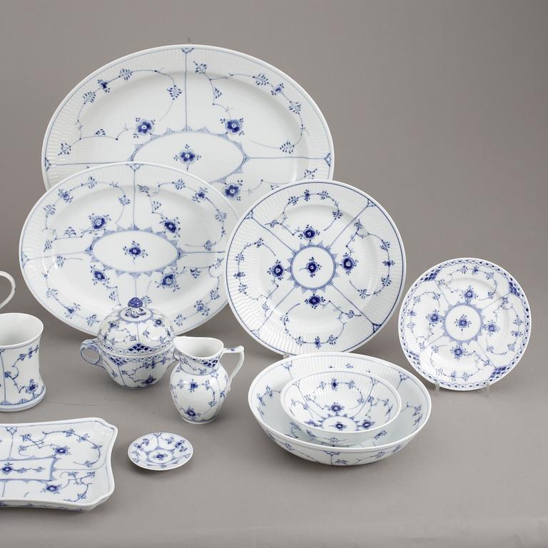 MATSERVIS, 64 delar, porslin, "Musselmalet", Royal Copenhagen.