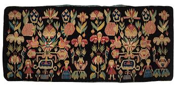 A carrige cushion, "Urnor och par", tapestry weave, ca 105 x 46 cm, around the years 1790-1810.