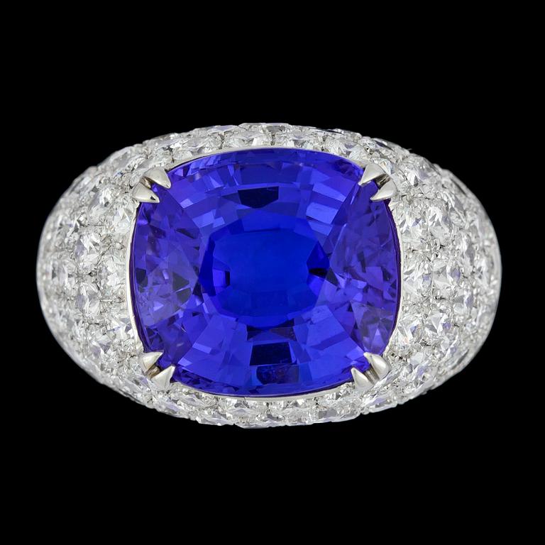 A tanzanite, 10.61 cts, and brilliant cut diamond ring, tot. 3.96 cts.