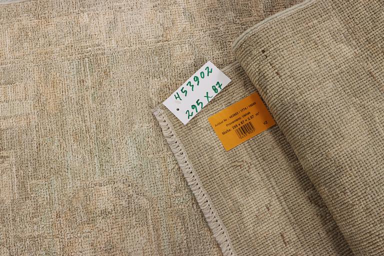 An Ushak runnercarpet, c. 295 x 87 cm.