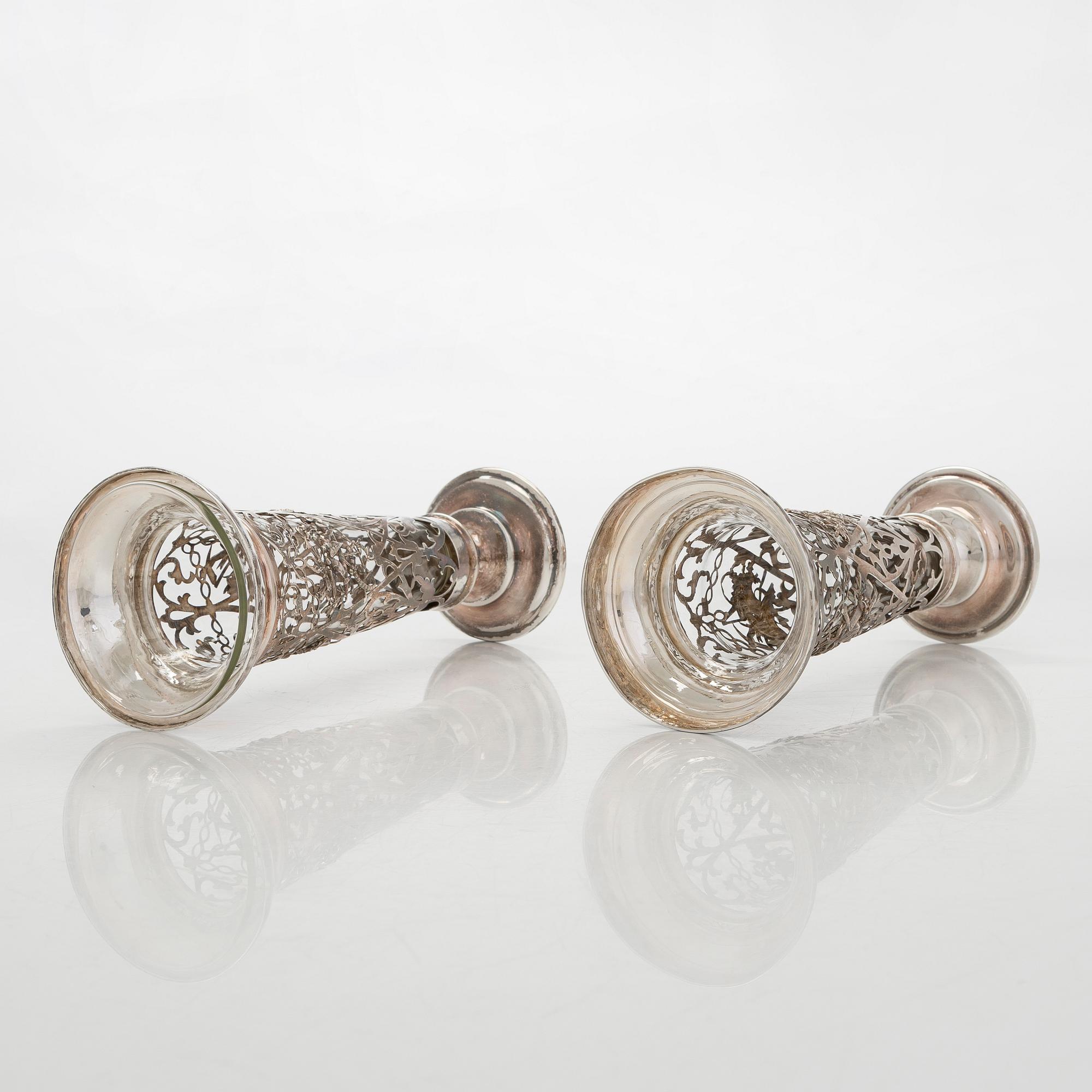 Vaser, ett par, silver och glass, London 1907.