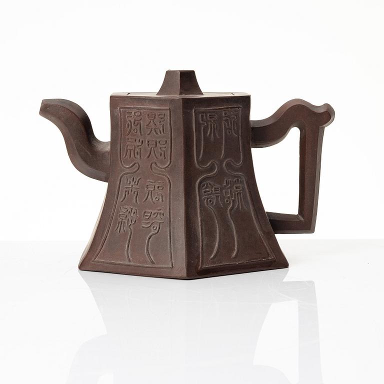 A hexagonal yixing teapot, late Qing dynasty / early 1900s.