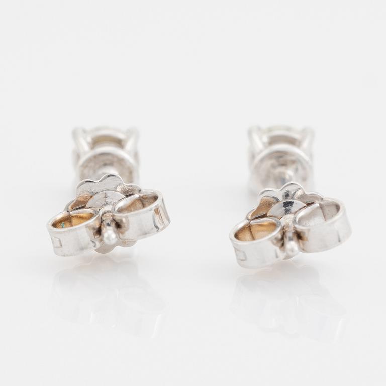 Örhängen med briljantslipade diamanter, totalt ca 0,48 ct.