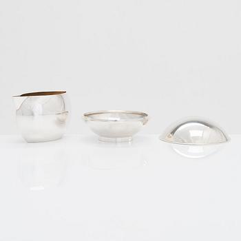 Pekka Piekäinen, a sterling silver cream jug and sugar bowl, J.A. Tarkiainen, Helsinki 1989.