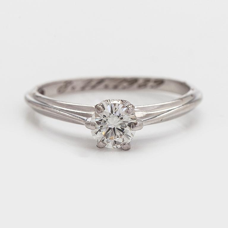 Ring, briljantslipad diamant ca 0,50 ct, 18K vitguld, Kultakeskus 1989.
