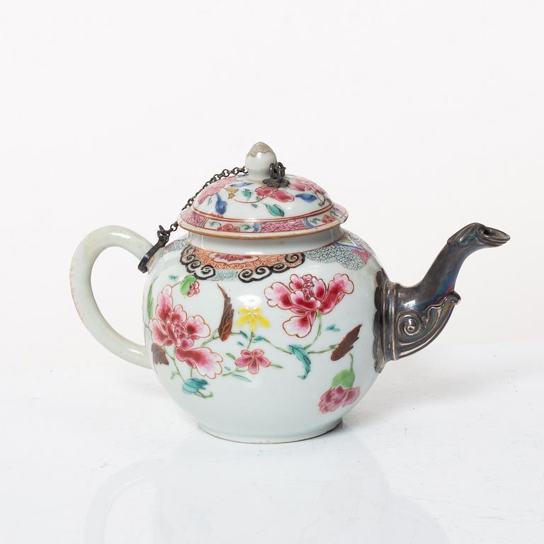 Tekanna med lock och kanna, porslin. Qingdynastin, Qianlong (1736-96).