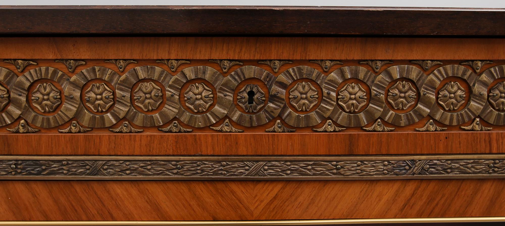 VITRINSKÅP, gustaviansk stil, 1900-talets mitt.