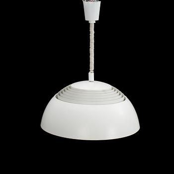 TAKLAMPA, "AJ Pendeln", Arne Jacobsen, Louis Poulsen, Danmark, 1900-talets andra hälft.