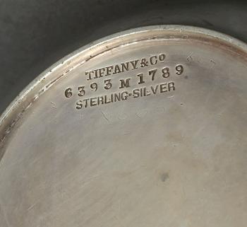 SOCKERSKÅL samt GRÄDDKANNA, sterling silver. Tiffany & Co. 1900-talets första hälft. Vikt ca 215 gram.