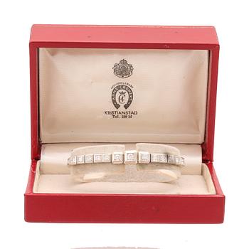 An 18K white gold bracelet with brilliant cut diamonds.