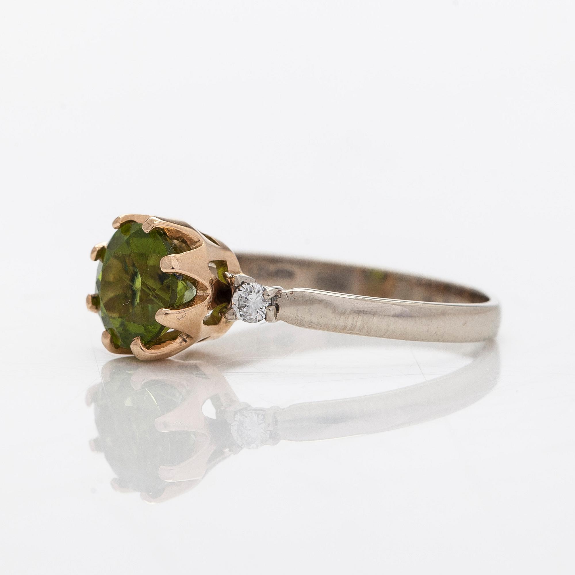 Ring, 14K gold, with a peridot and diamonds.