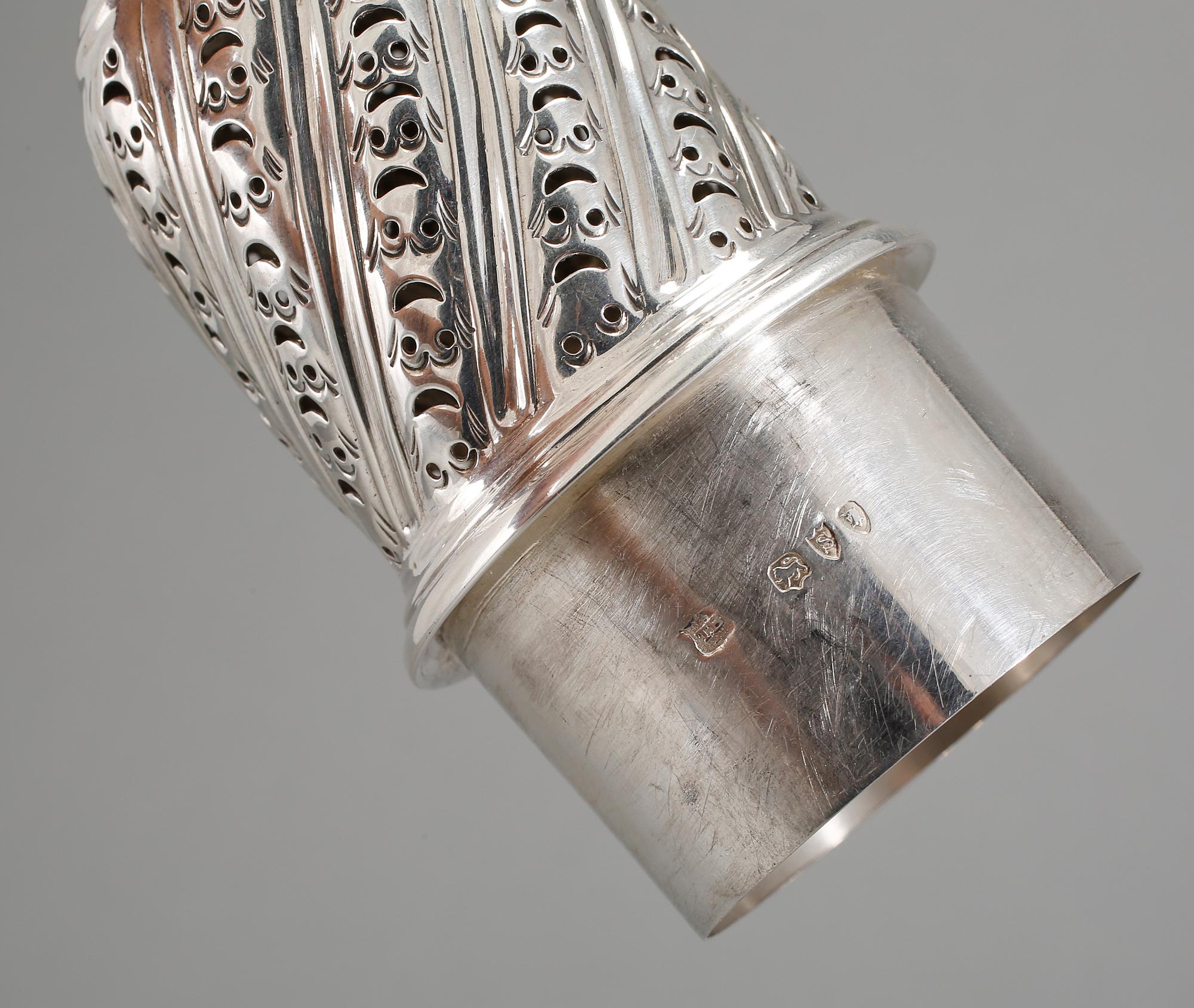 SOCKERSTRÖARE, 2 st, silver, delvis London, 1800-talets slut, vikt 393 gram.