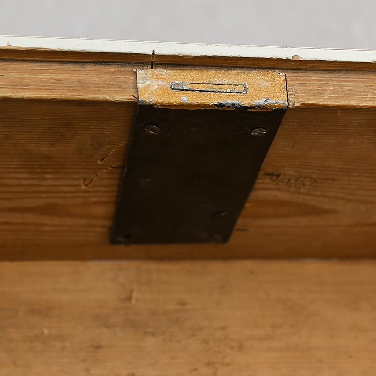 VITRINSKÅP, 1800-talets första hälft, senare montering.