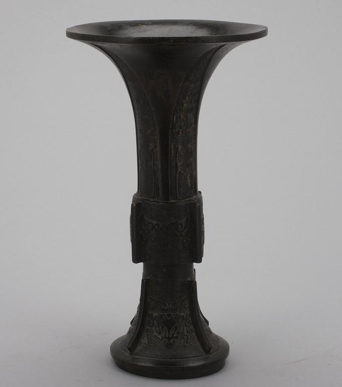 OFFERBÄGARE, patinerad mässing, arakaiserande, Kina 1800-tal.