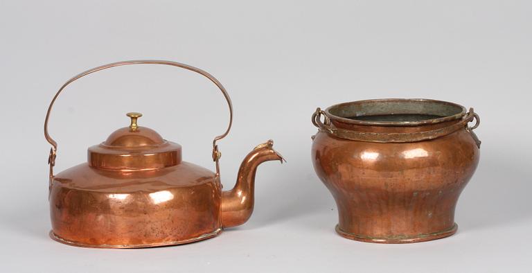 KAFFEPANNA SAMT KRUKA, koppar, 1800-tal.