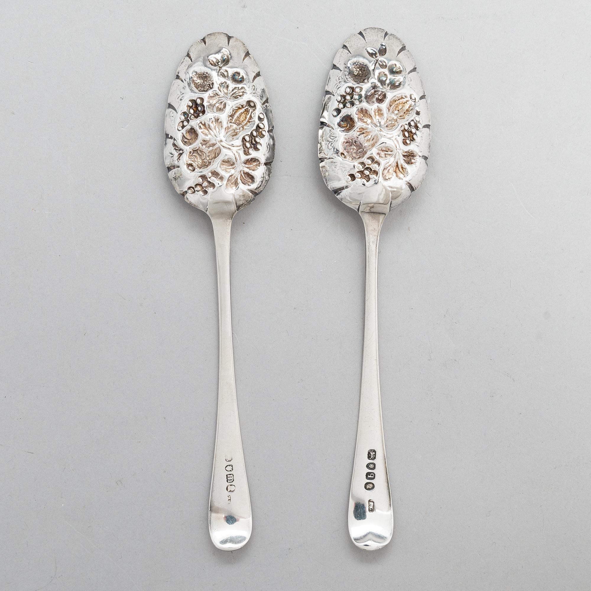 Lusikkapari, Lontoo 1787-91, purkki, Lontoo 1891 ja vati, Chester 1906, sterlinghopeaa, Englanti.