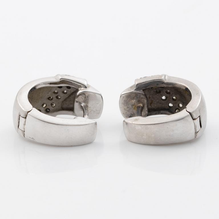 18K white gold earrings with small brilliant-cut diamonds.