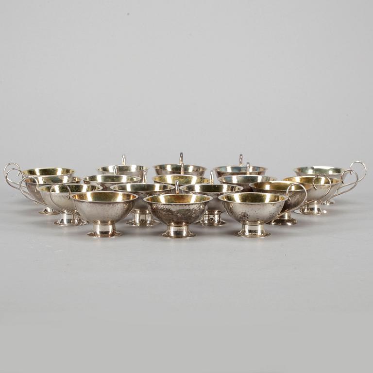 PUNCHKOPPAR, 17 st, silver, bla C G Hallberg, omkr 1900-talets mitt. Totalvikt ca 667 gram.