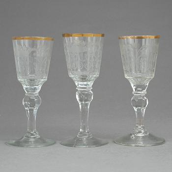 VINGLAS, 3 st snarlika, sengustavianska, omkring år 1800.