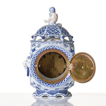 A Royal Copenhagen 'Musselmalet' / 'blue fluted full lace' table clock, Denmark, 1893-1900.