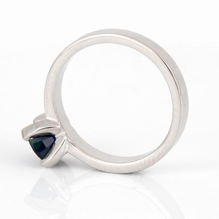 RING, 14K vitguld med safir ca 1.18 ct och briljantslipade diamanter totalt ca 0.16 ct. Total vikt 3,9 g.
