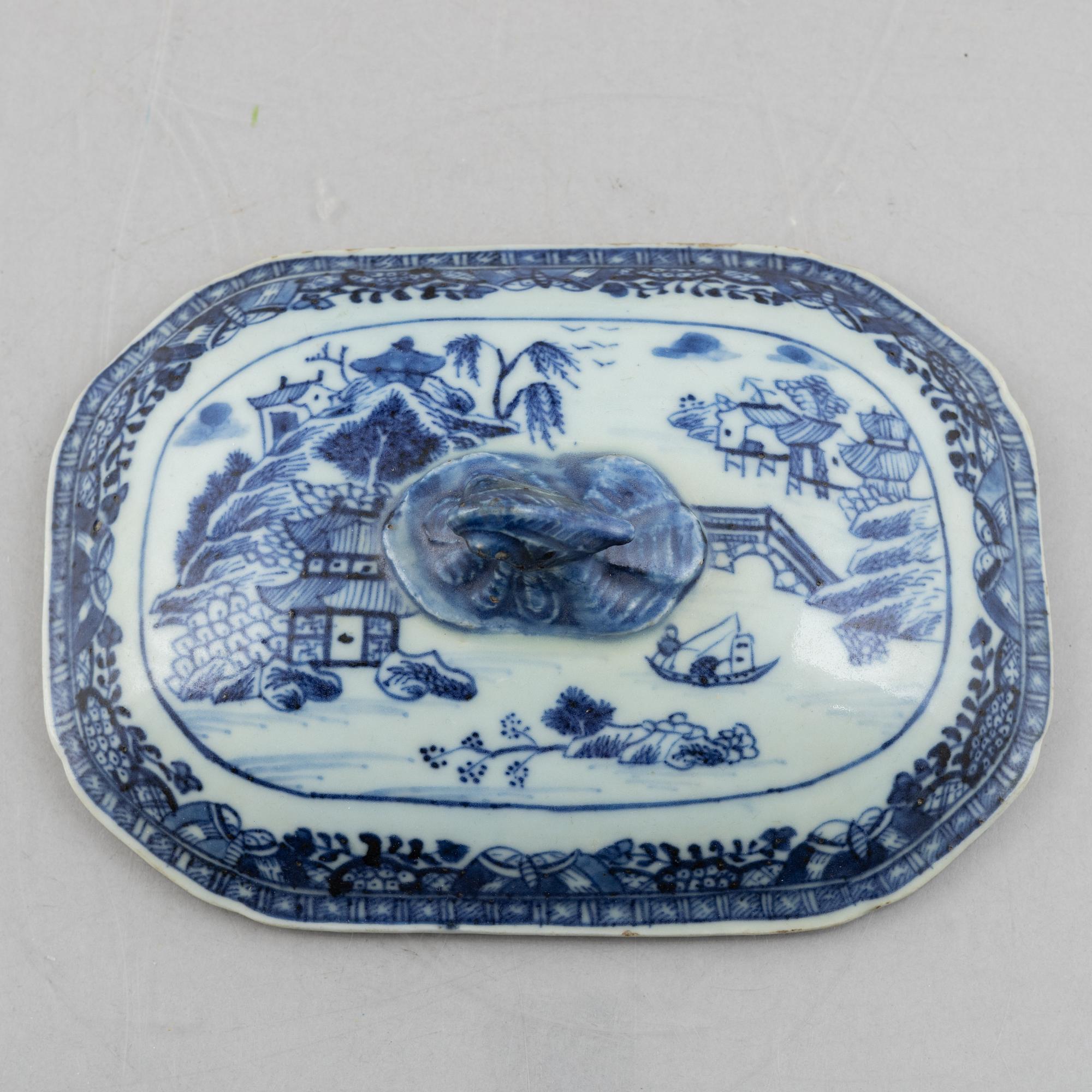 Stekfat, 2 st, samt smörterrin med lock och fat, kompaniporslin, Kina, Qianlong (1736-95).