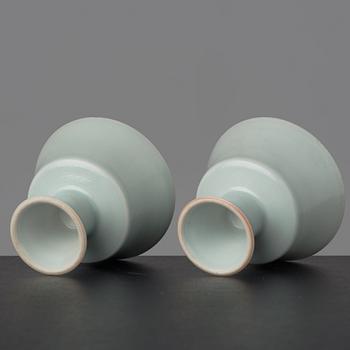 STEMCUPS ett par, porslin. Kina, 1900-tal med Yongzhengs märke.